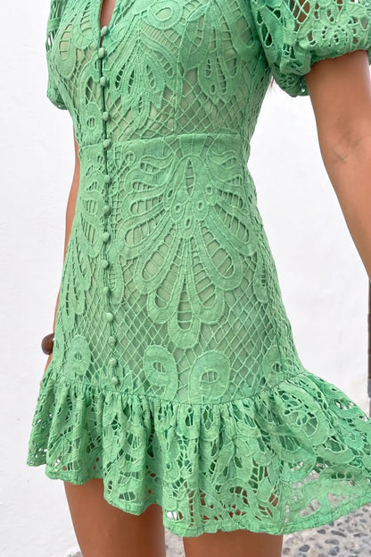 Vestido corto verde esmeralda de encaje para mujer, diseño primaveral elegante.
