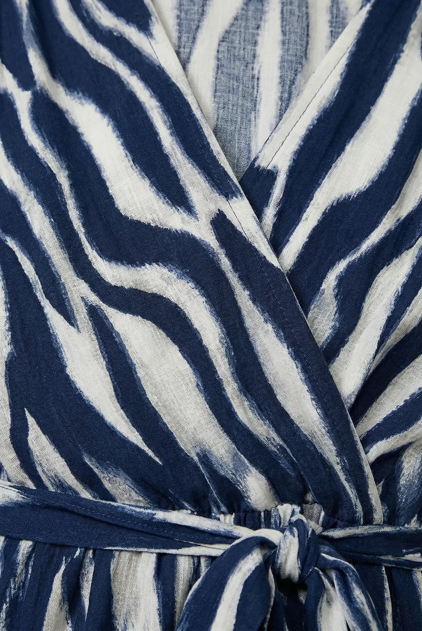 Detalle de vestido largo azul marino con animal print y lazo en la cintura, moda CHICA del Sur