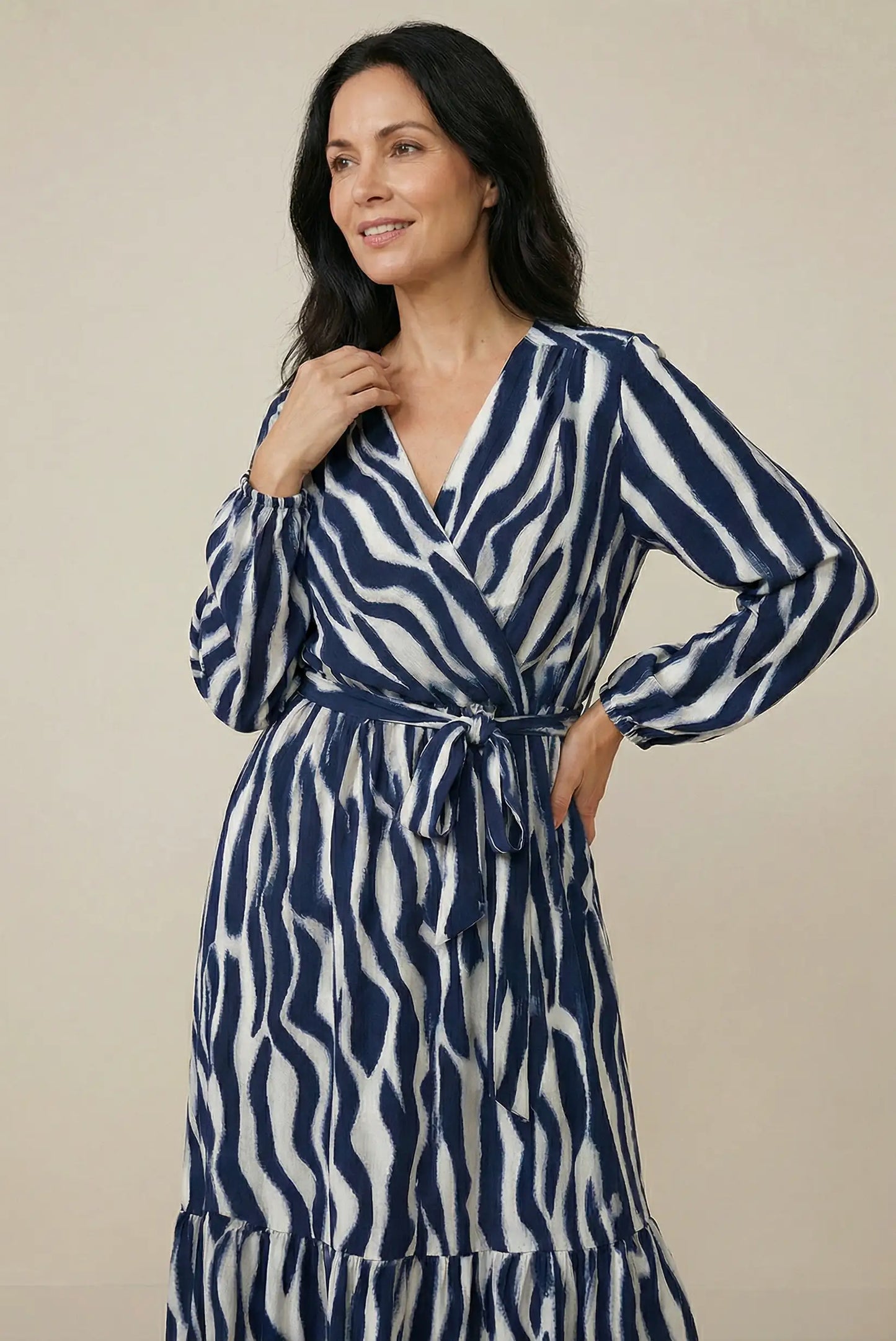 Mujer con vestido largo azul marino animal print, moda femenina casual CHICA del Sur.