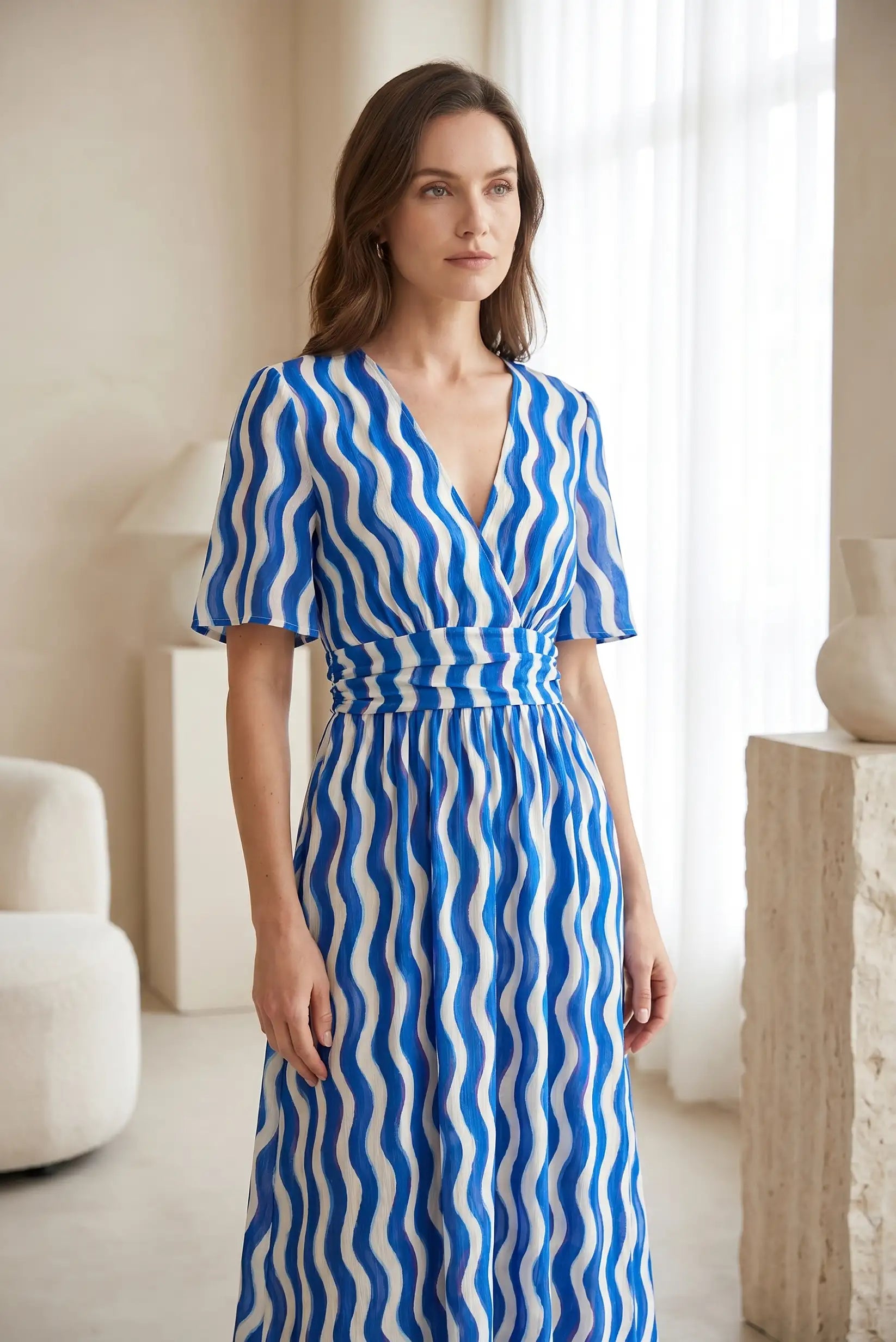 Vestido largo estampado azul y blanco con cintura definida, ideal para looks casuales y estilosos
