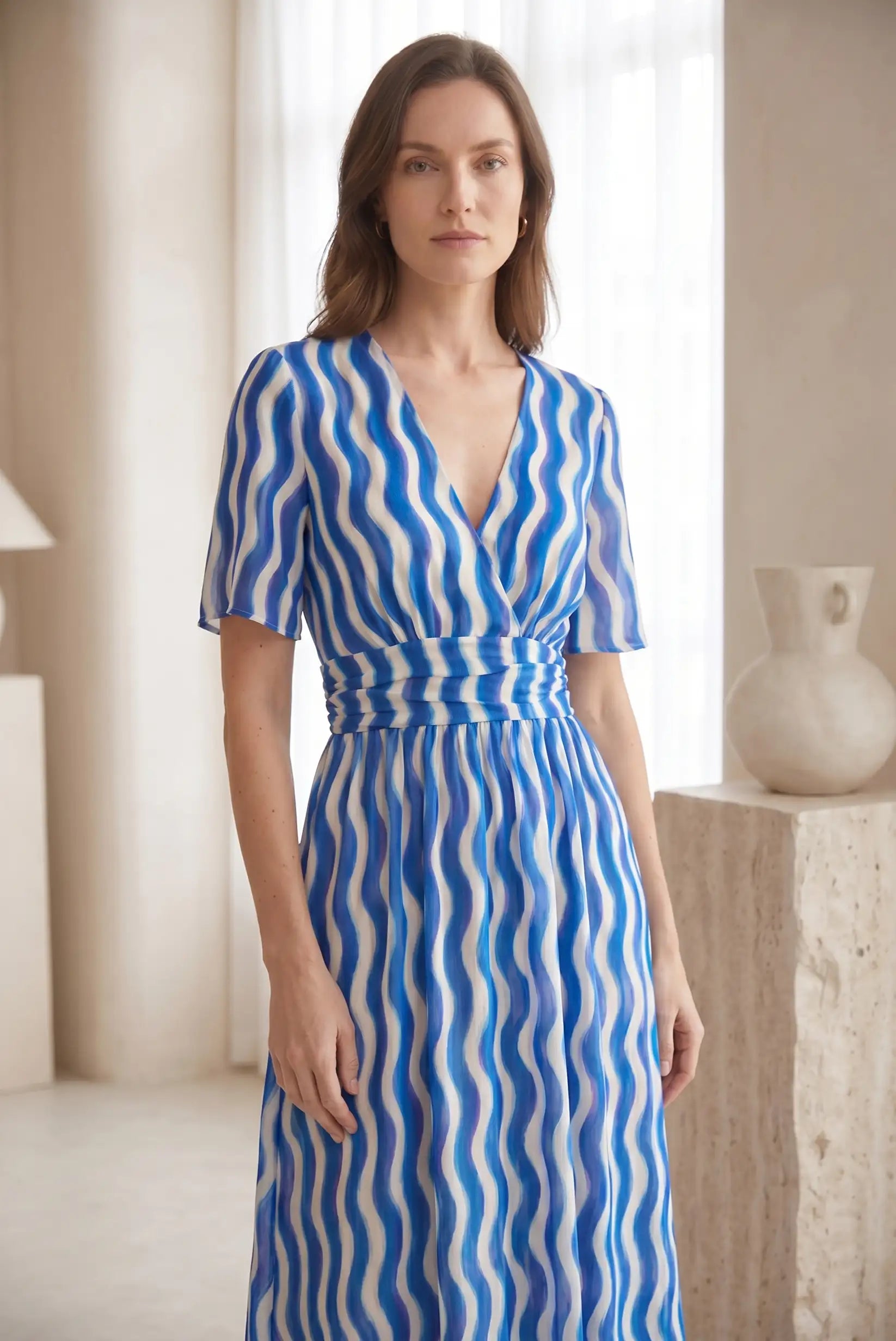 Vestido largo estampado azul y blanco con cintura definida, ideal para looks casuales y estilosos.