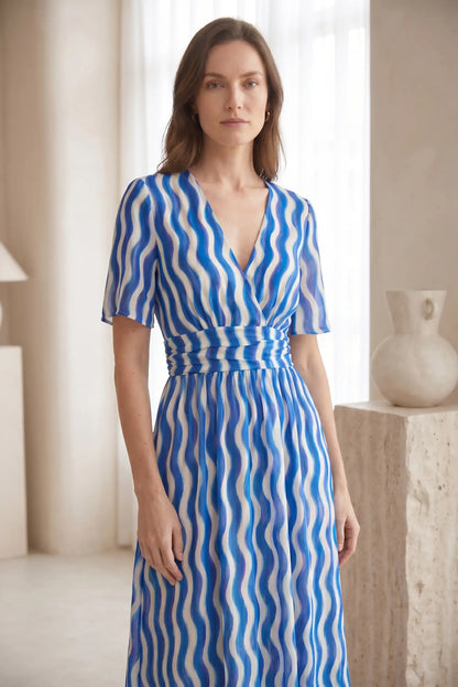 Vestido largo estampado azul y blanco con cintura definida, ideal para looks casuales y estilosos.