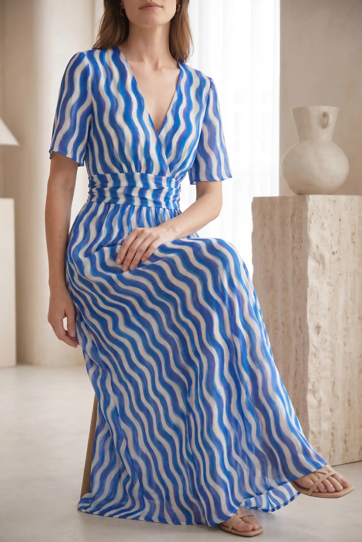 Vestido largo estampado azul y blanco con cuello en V y manga corta, ideal para looks casuales y estilosos.