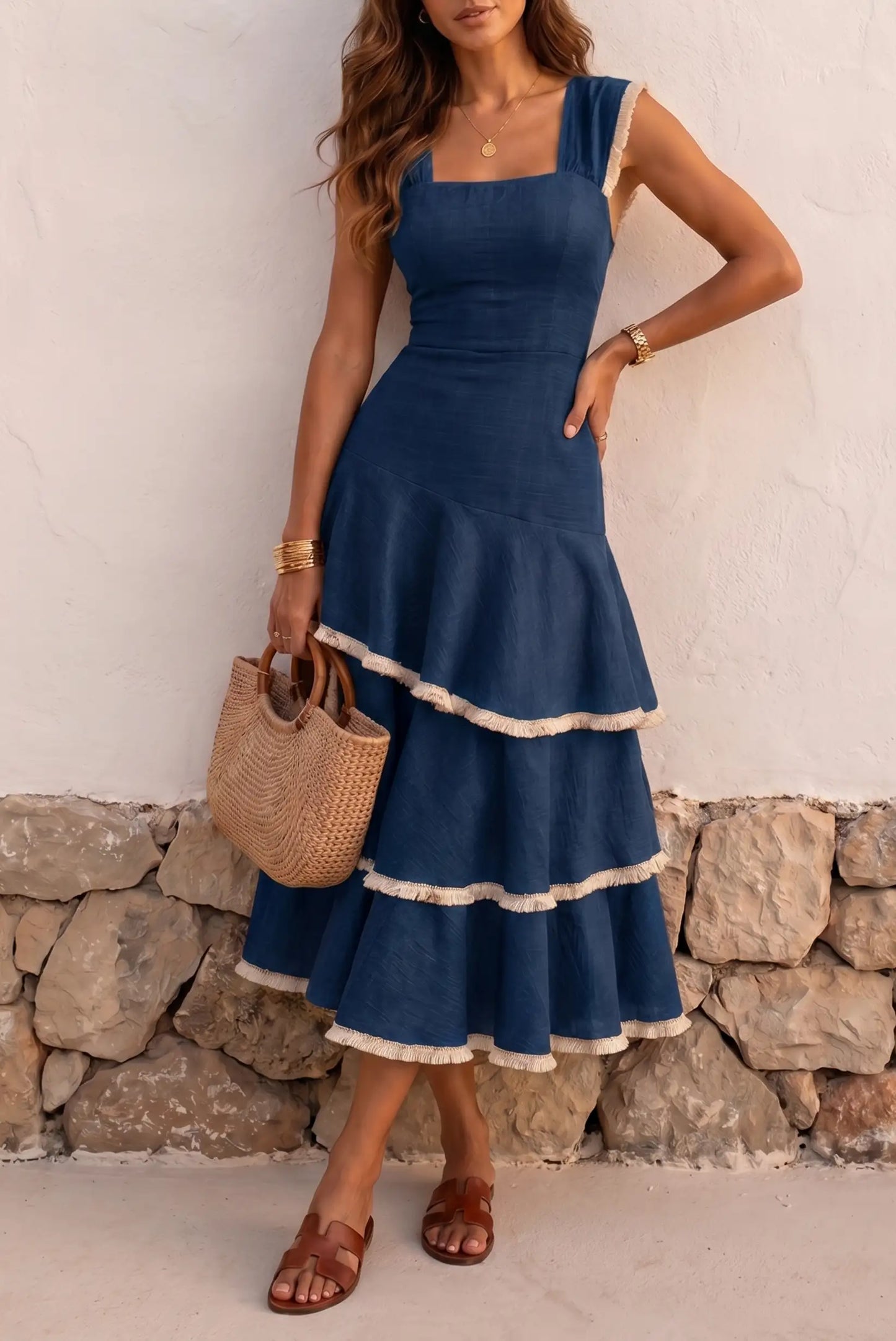 Vestido azul con volantes y bolso de paja, ideal para verano y estilos femeninos
