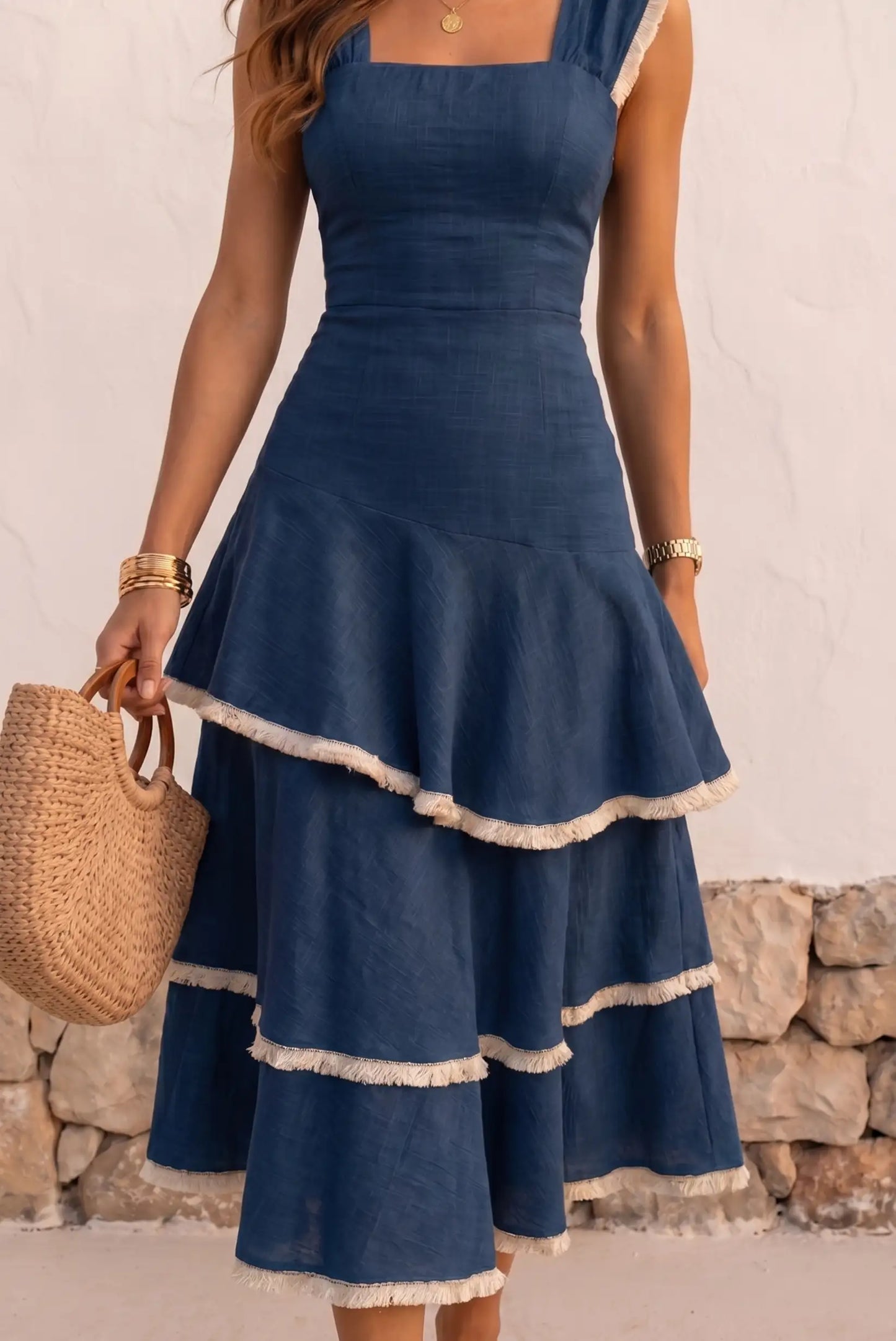 Vestido azul con volantes y borlas, ideal para verano, combinado con bolso de paja