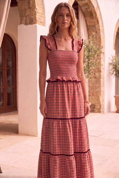 Vestido largo de cuadros rojos con volantes y detalles en terciopelo, ideal para verano y ocasiones especiales.