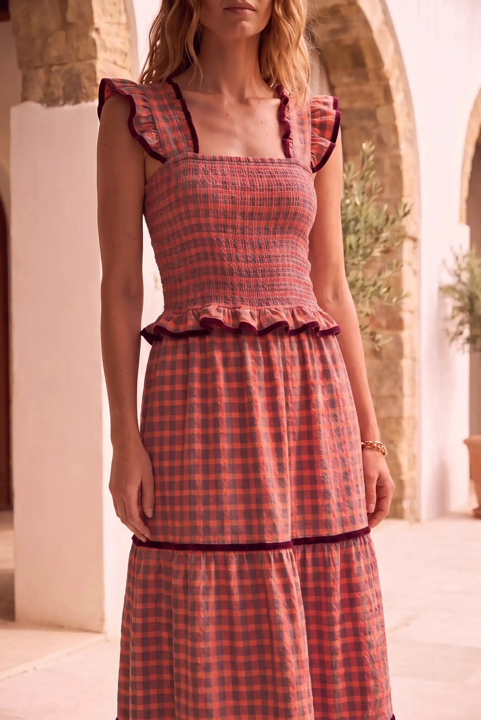 Vestido largo estampado a cuadros con volantes y detalles en terciopelo, ideal para mujer en verano