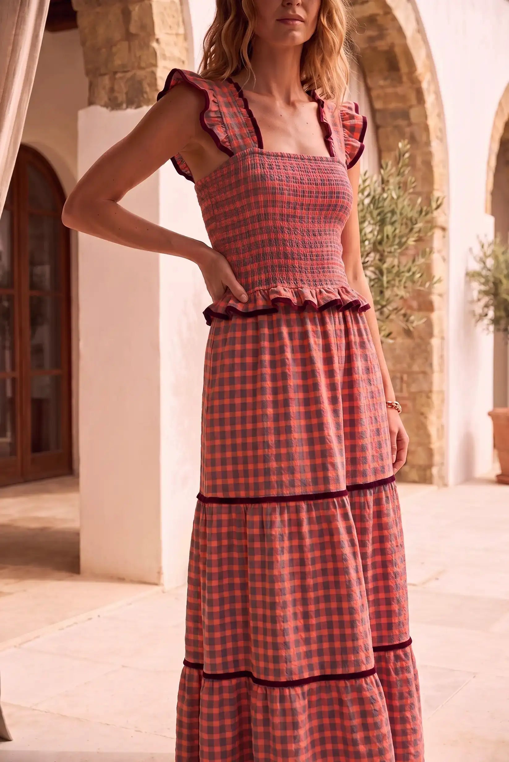 Vestido largo de cuadros rojos y negros con volantes y cintura elástica, ideal para verano