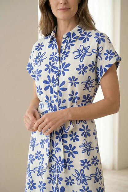Vestido largo blanco de manga corta con estampado floral azul, estilo casual femenino