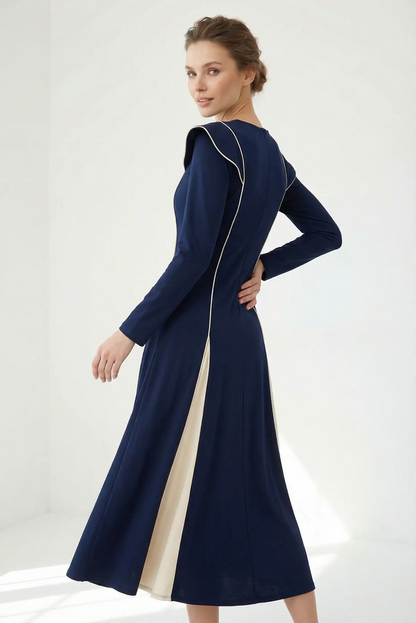 Mujer con vestido largo azul marino y detalles beige, moda femenina CHICA del Sur