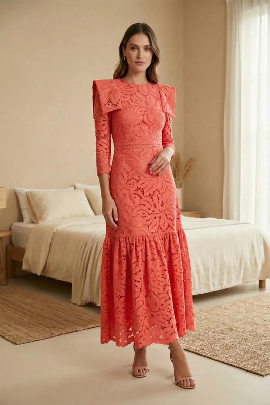 Mujer con vestido largo coral de encaje para bautizo o comunión, moda femenina CHICA del Sur.