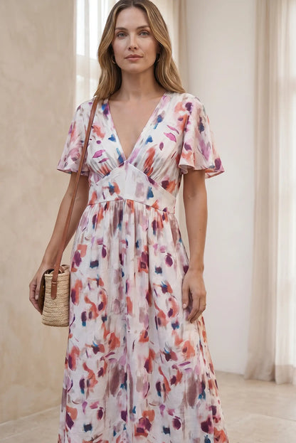 Vestido largo estampado floral con escote en V y manga corta, ideal para looks casuales y estilosos.