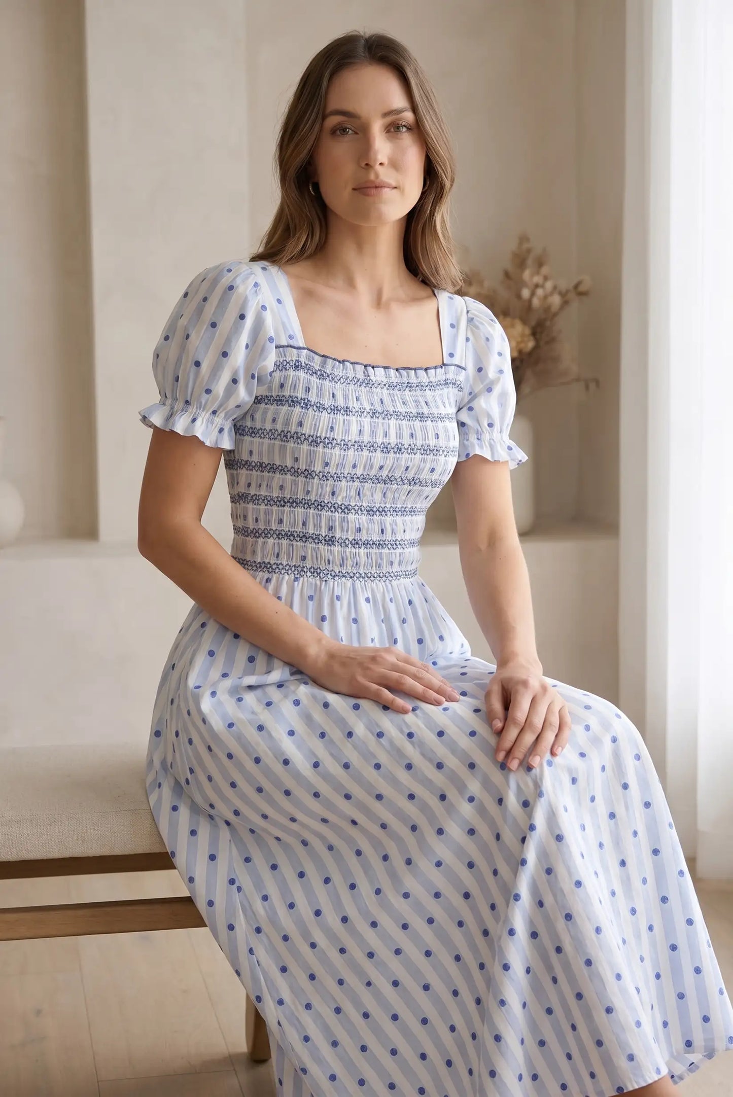 Mujer con vestido largo azul de manga corta, estampado de rayas y lunares, estilo primavera verano.