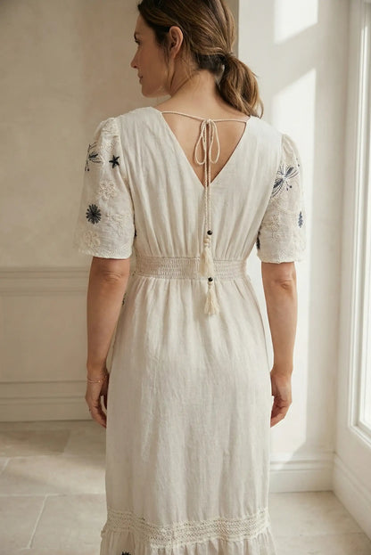 Mujer con vestido largo beige floral de primavera, manga corta y detalles bordados