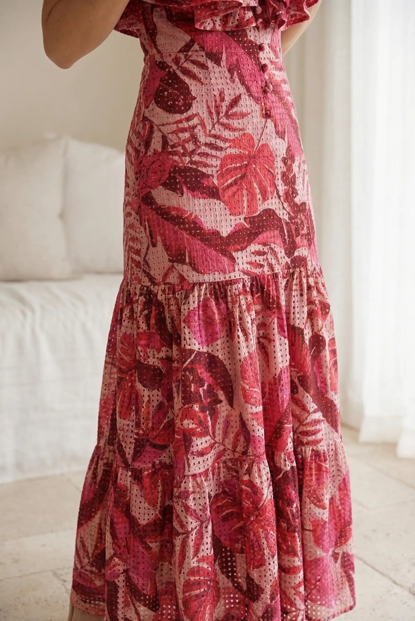 Vestido largo mujer primavera rojo con estampado floral y manga corta en interior luminoso