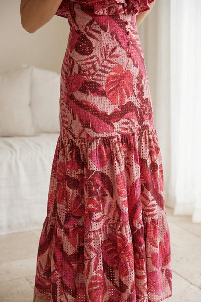 Vestido largo mujer primavera rojo con estampado floral y manga corta en interior luminoso