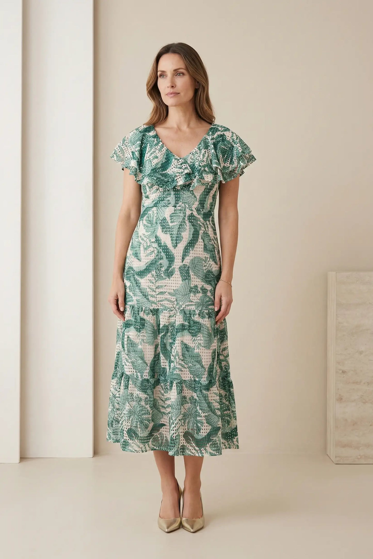 Mujer con vestido largo verde de primavera, manga corta y estampado de hojas