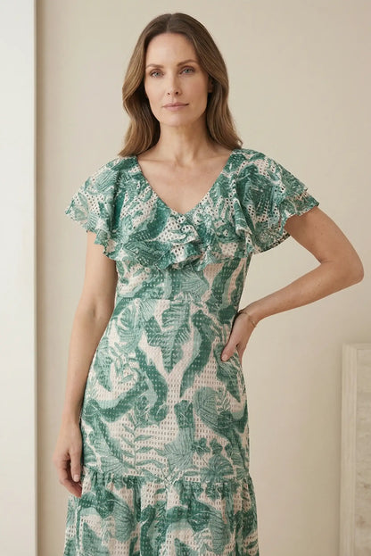 Mujer con vestido largo verde de primavera con estampado de hojas y manga corta