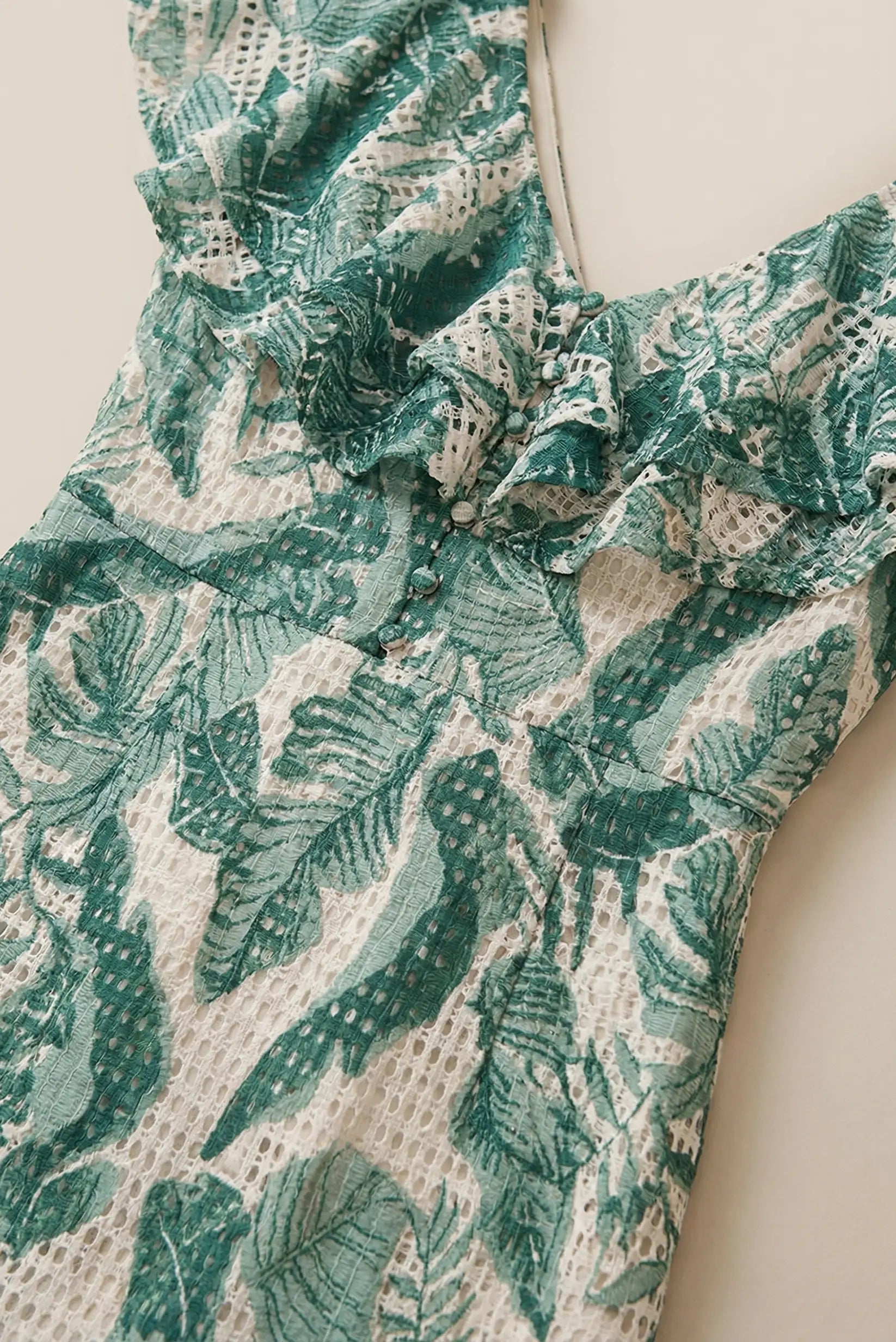 Detalle de vestido largo mujer verde con estampado floral y encaje, manga corta