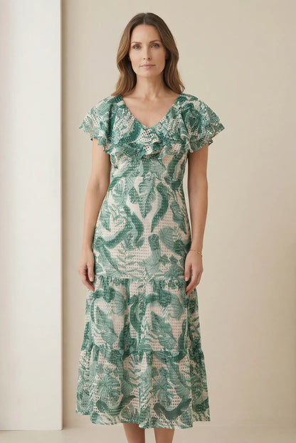 Mujer con vestido largo verde de primavera, manga corta y estampado de hojas