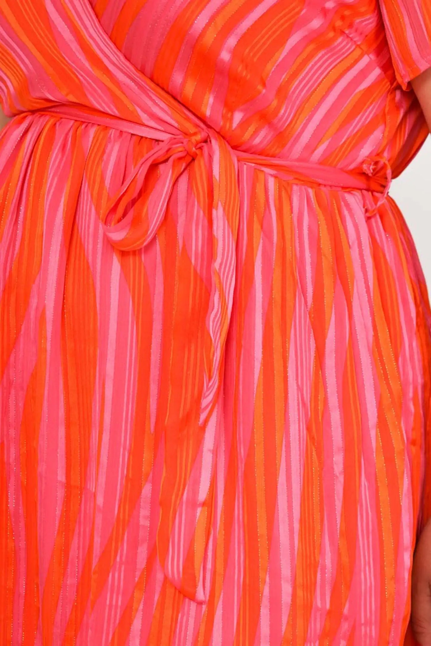 Vestido de mujer con estampado de rayas naranjas y rosas, cinturón atado a la cintura