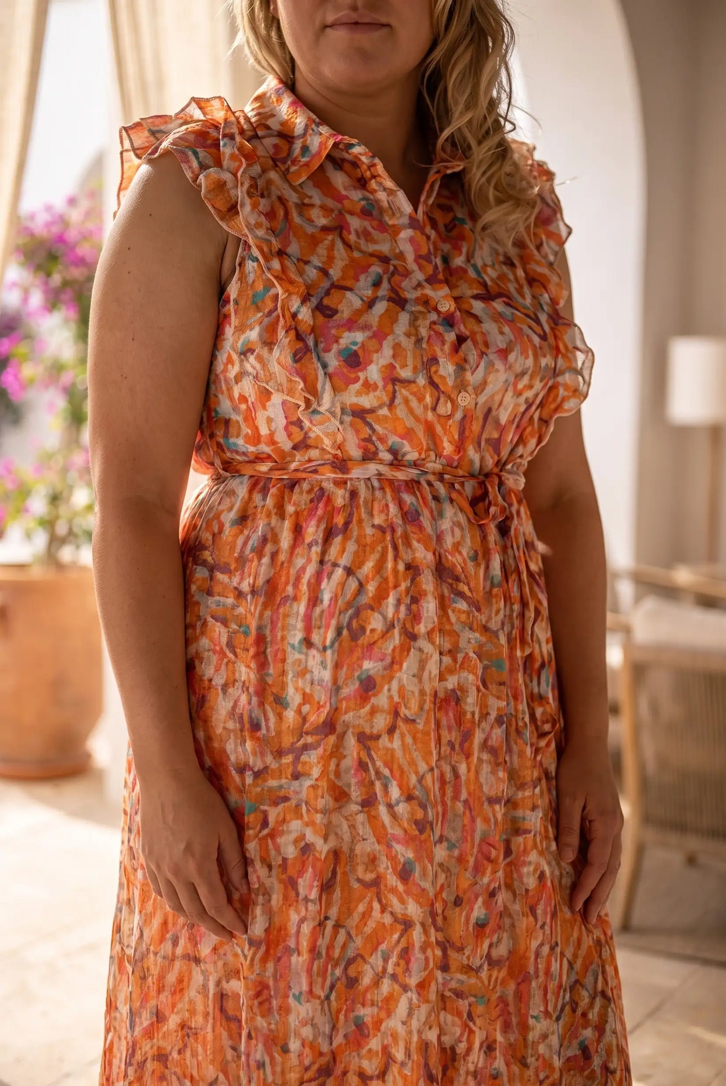 Vestido largo estampado con volantes y cinturón, ideal para verano y ocasiones casuales