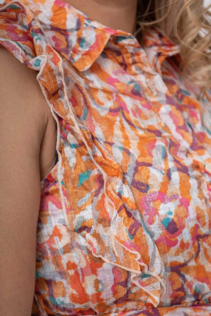 Blusa estampada con volantes en tonos naranja y rosa, ideal para moda femenina verano