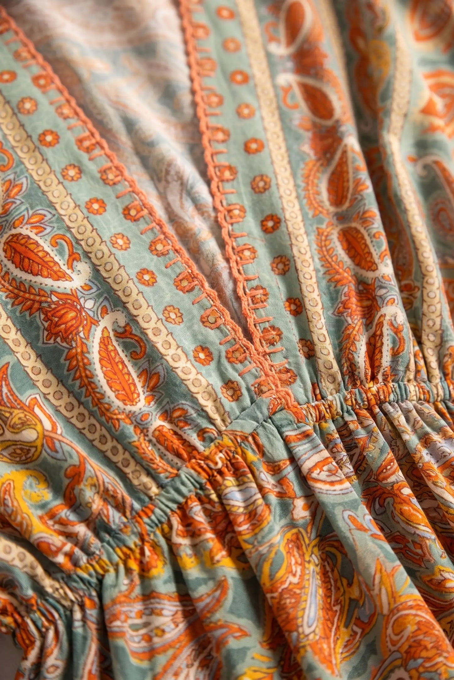 Vestido estampado boho con detalles de bordado y cintura elástica en tonos turquesa y naranja