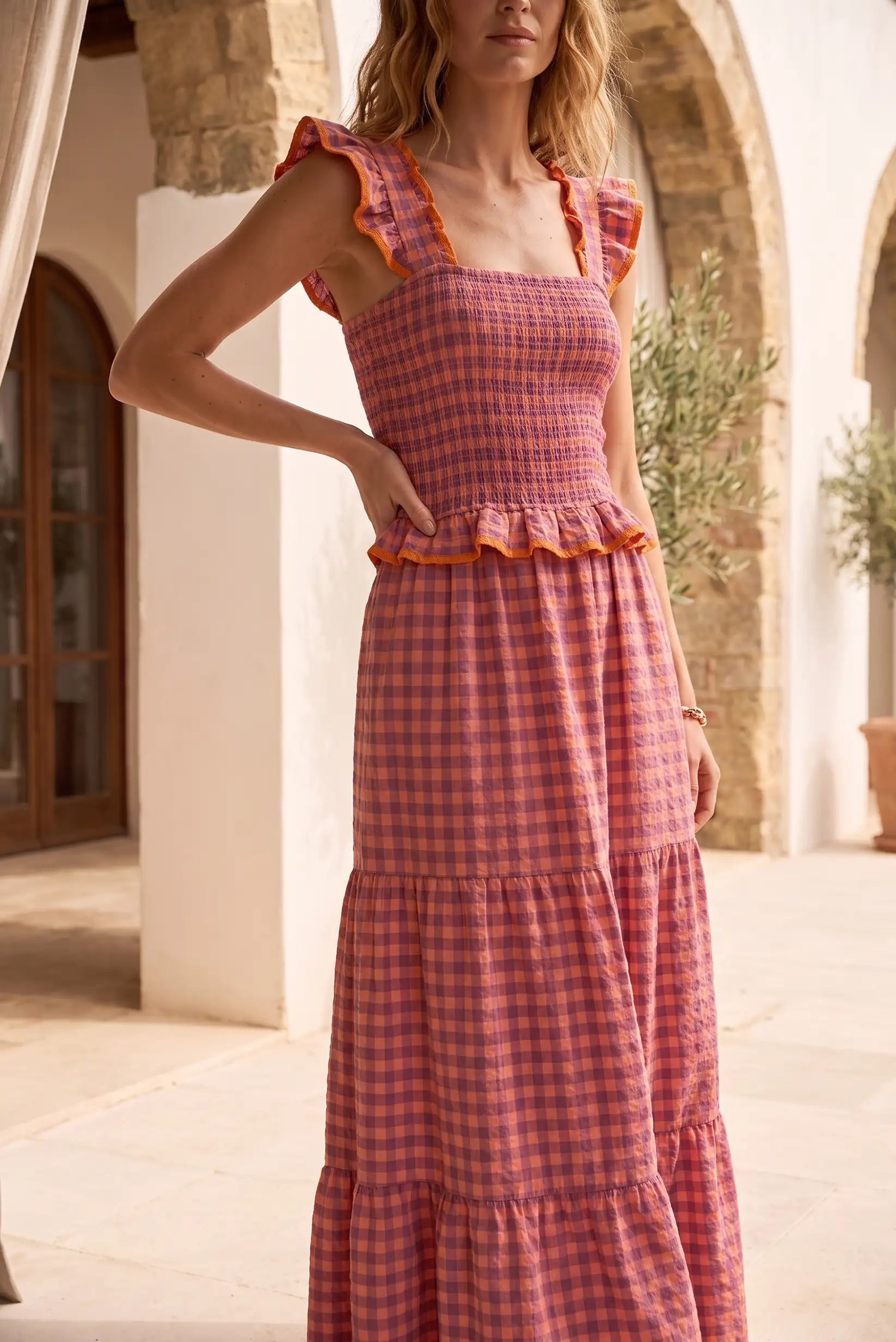 Vestido largo de cuadros en tonos naranja y morado con volantes y cintura elástica