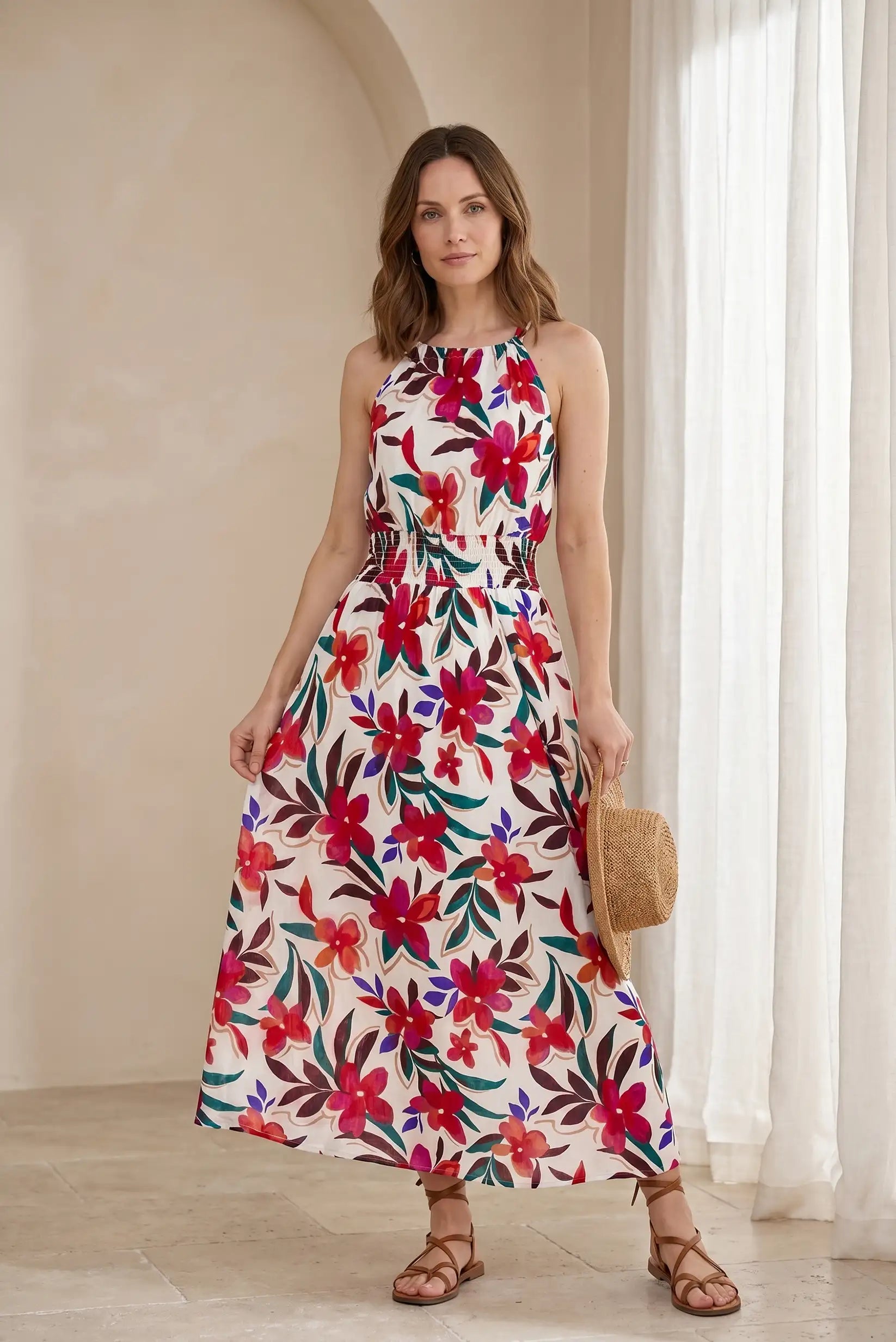 Vestido largo estampado floral con cuello halter, ideal para looks casuales y estilosos de verano.