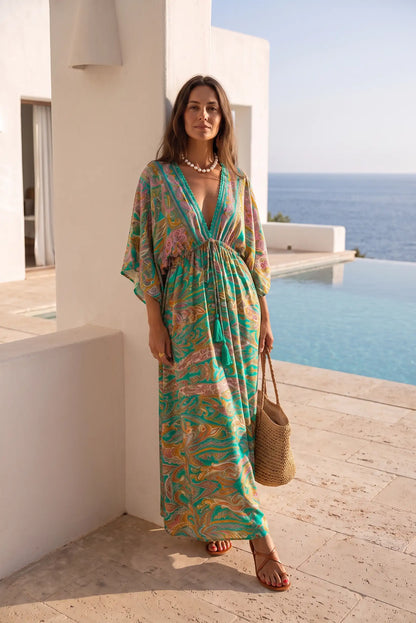 Vestido largo estampado boho con cuello en V y bolsa de paja, ideal para playa y verano