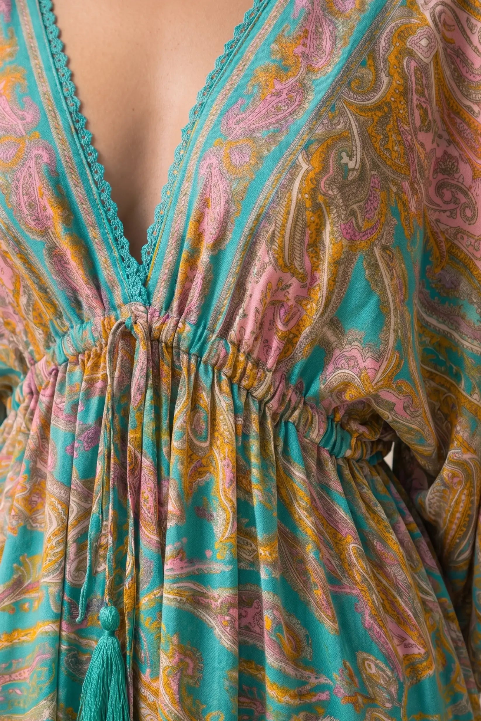 Vestido estampado con cuello en V y detalles de encaje y borla, ideal para verano