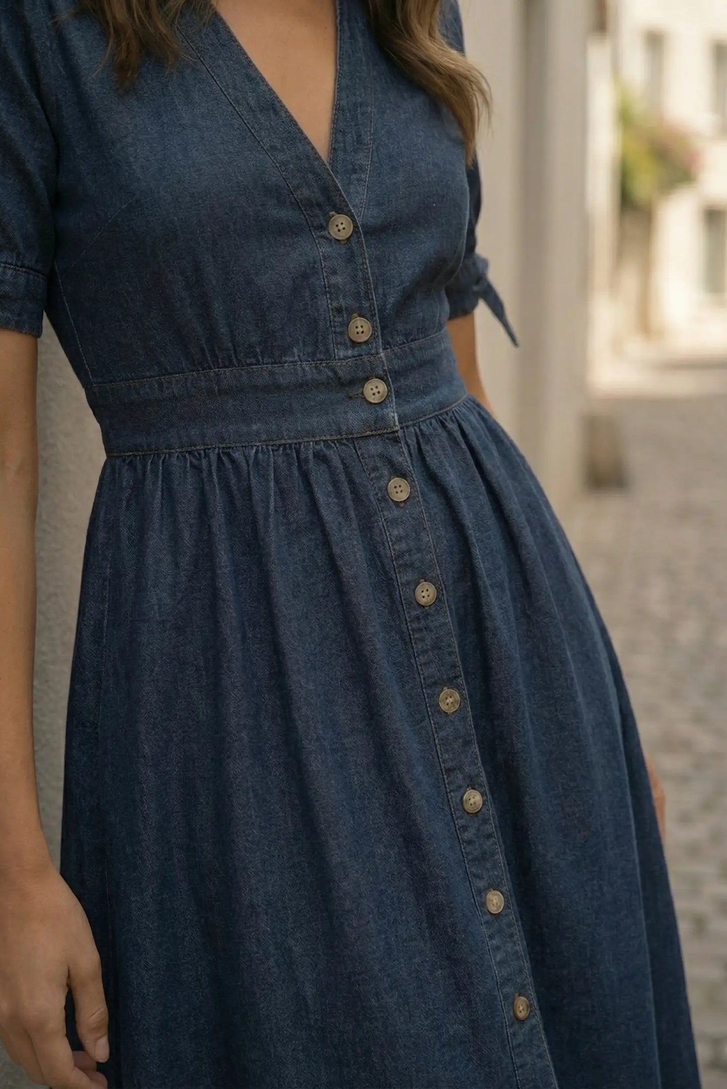 Vestido Vaquero Largo Azul Denim acampanado con escote en pico y botones delanteros