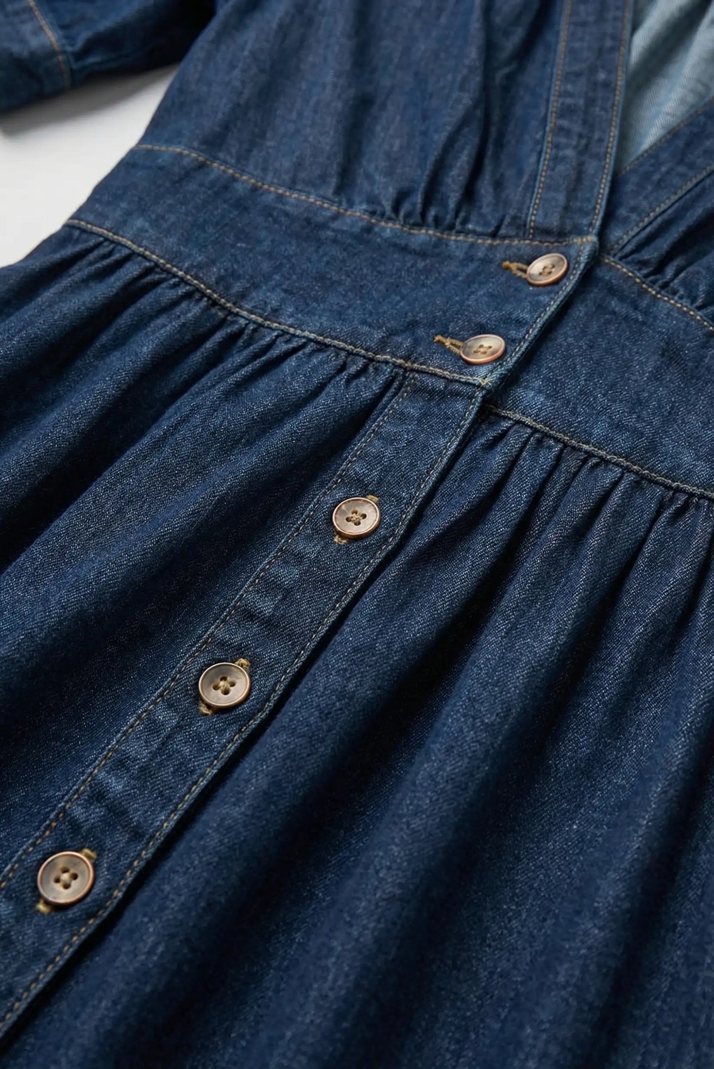 Vestido Vaquero Largo Azul Denim acampanado con escote en pico y botones delanteros