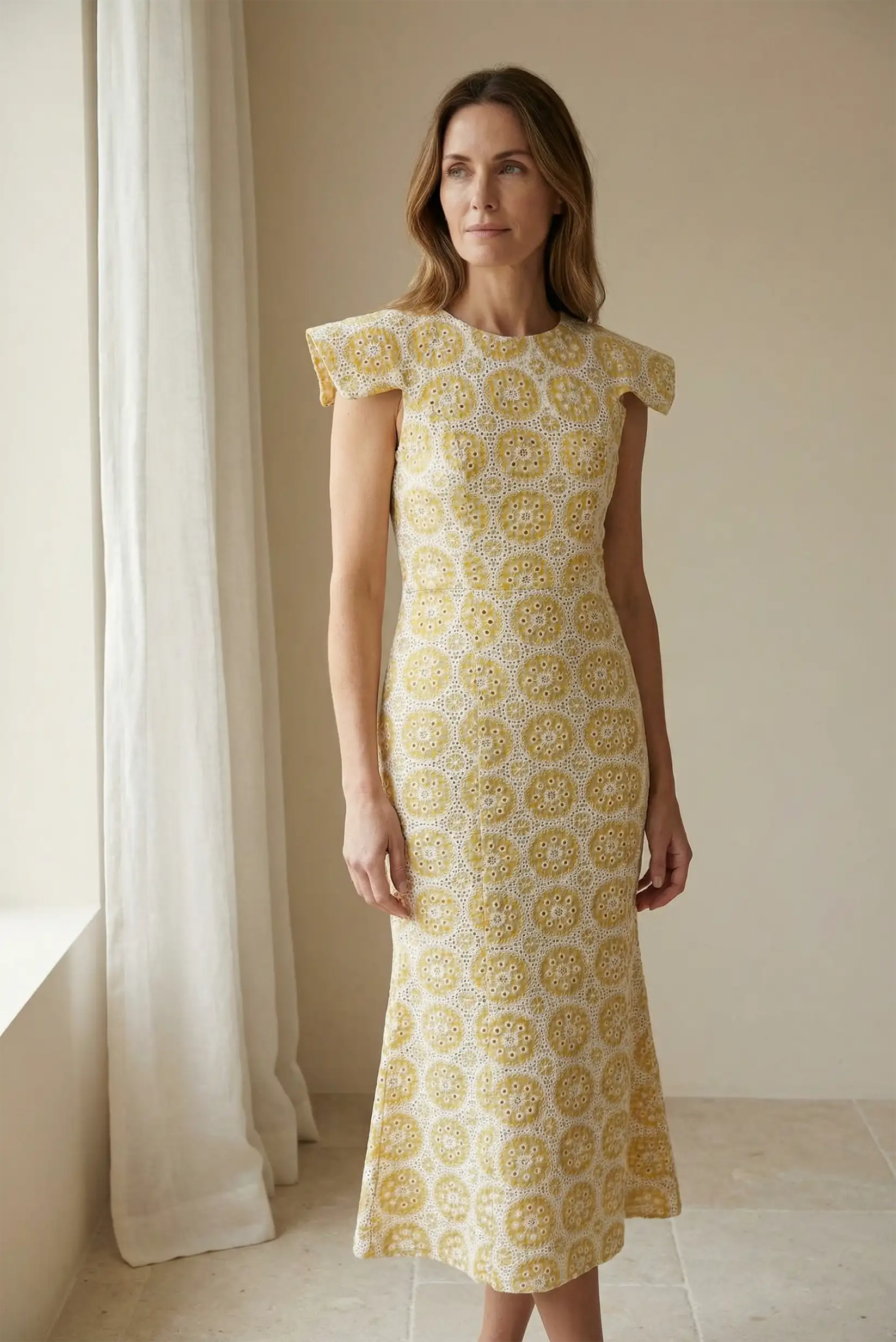 Mujer con vestido amarillo claro midi de encaje, diseño floral, moda femenina primavera
