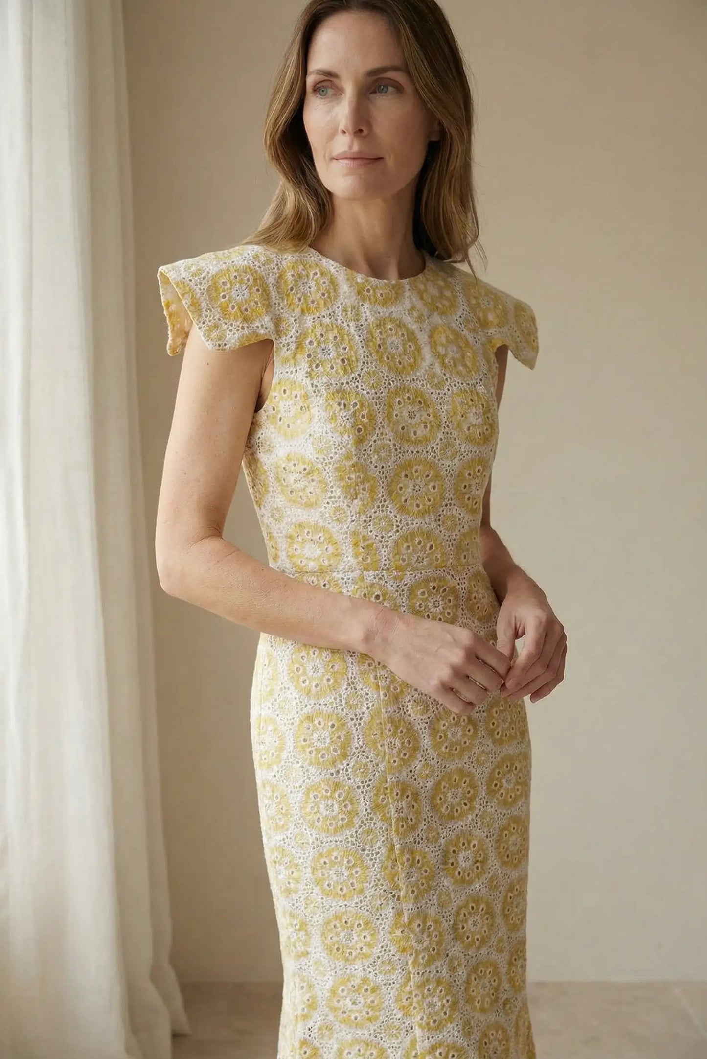 Mujer con vestido amarillo claro de encaje, manga corta, look primaveral elegante