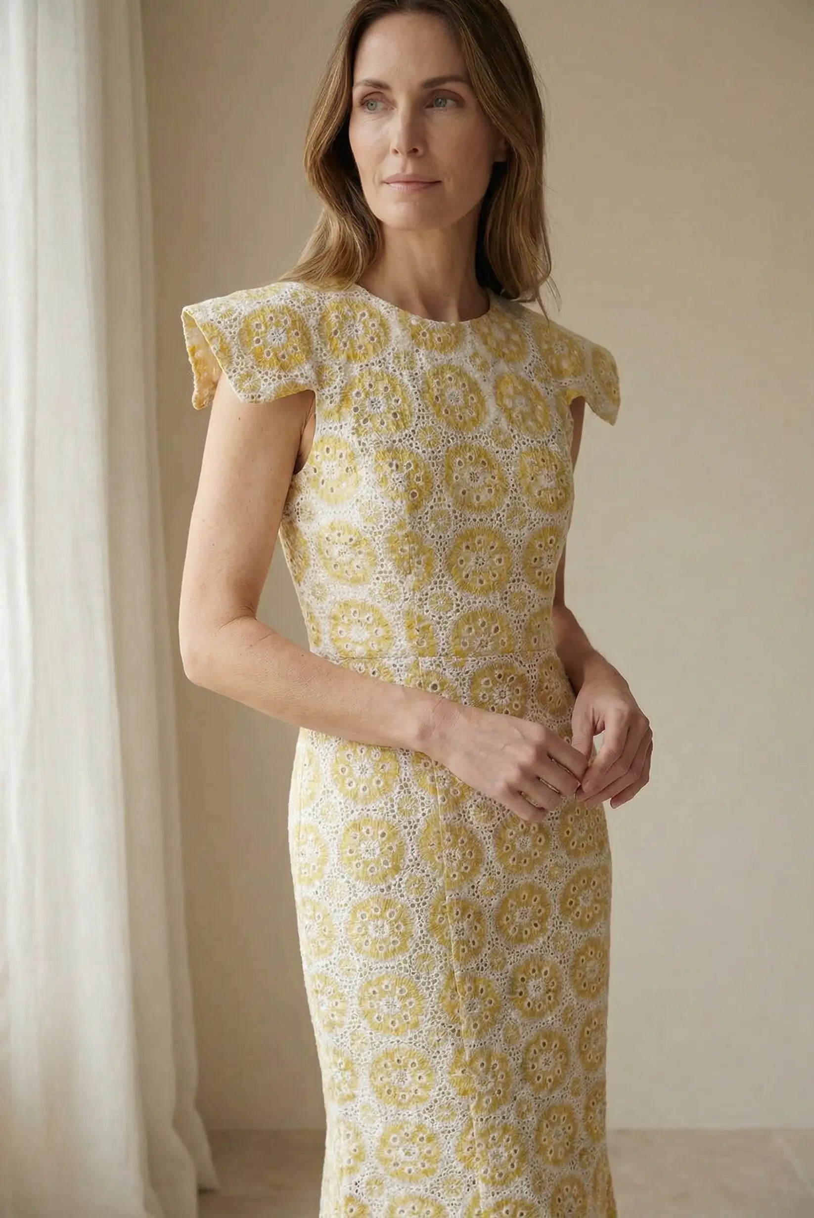 Mujer con vestido amarillo claro de encaje, manga corta, look primaveral elegante