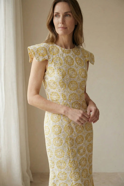 Mujer con vestido amarillo claro de encaje, manga corta, look primaveral elegante