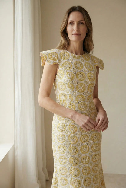 Mujer con vestido amarillo claro de encaje, primavera, estilo casual y elegante