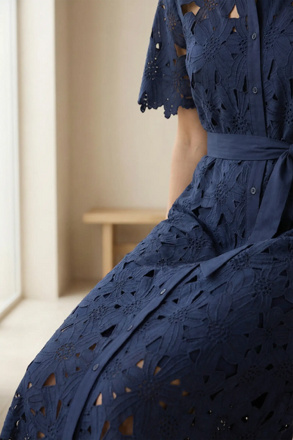 Vestido largo azul marino de mujer, encaje floral, manga corta y cinturón, estilo elegante.