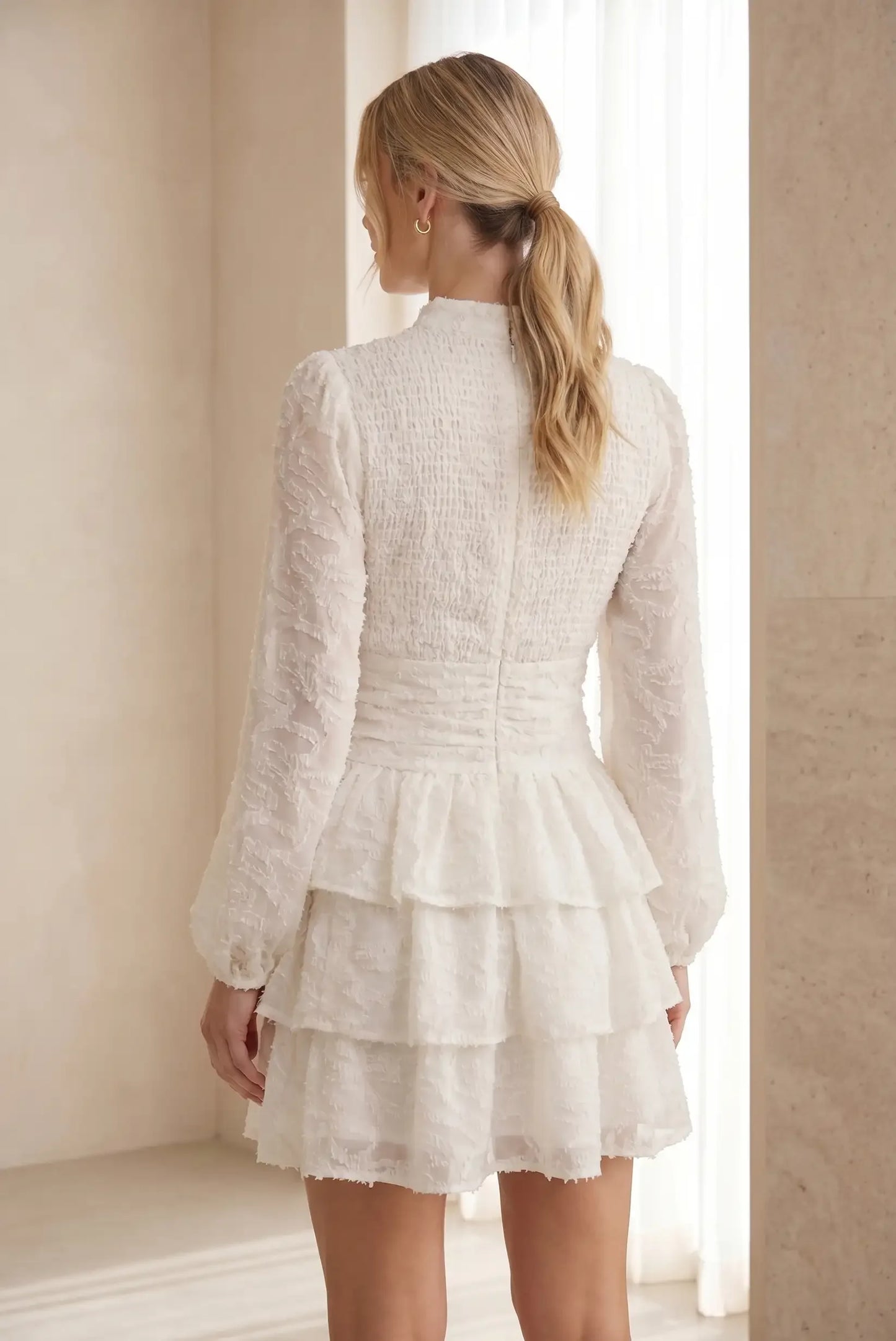 Vestido corto de mujer beige con mangas largas y falda de volantes, estilo veraniego elegante