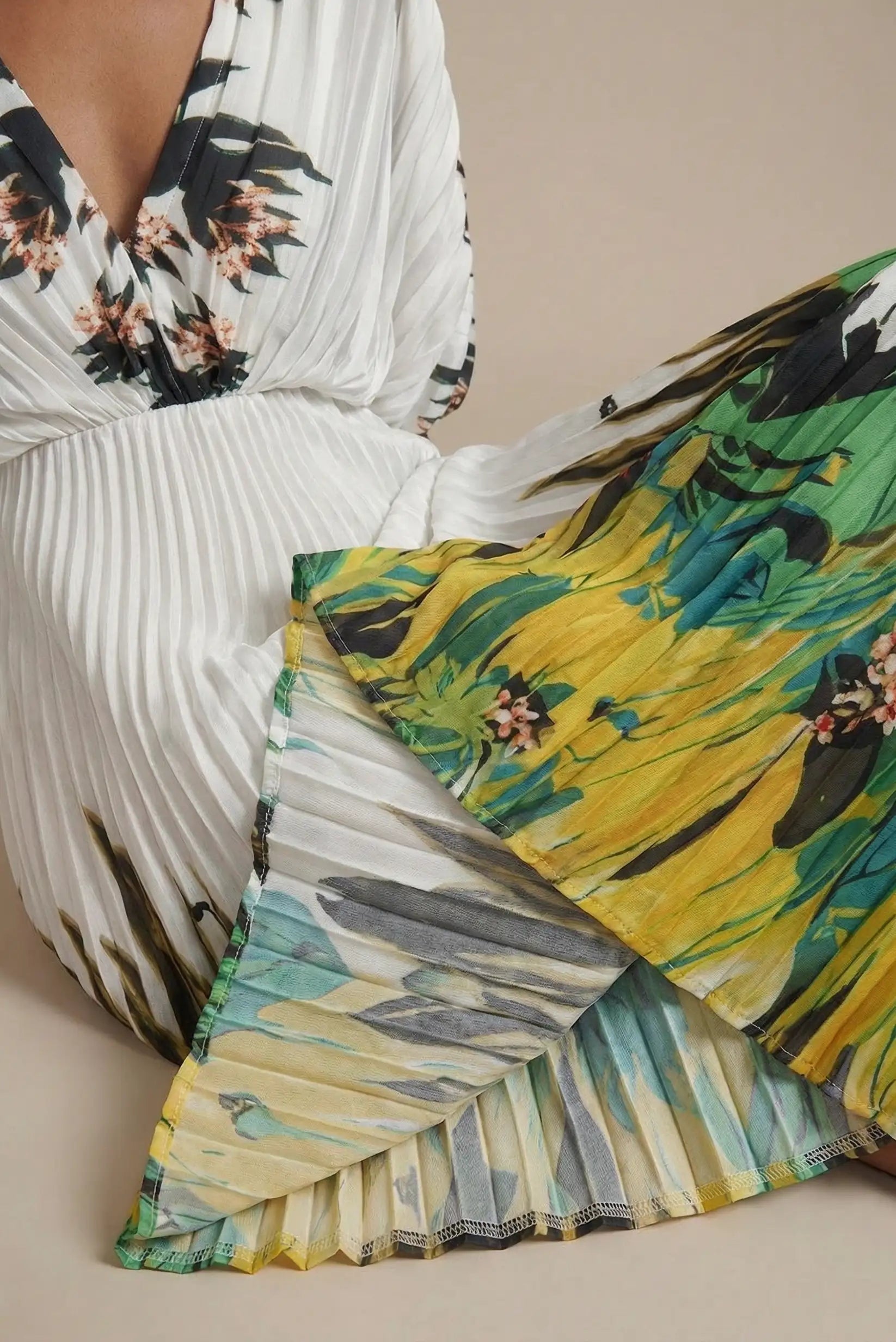 Vestido plisado de mujer blanco con estampado tropical verde y escote en V