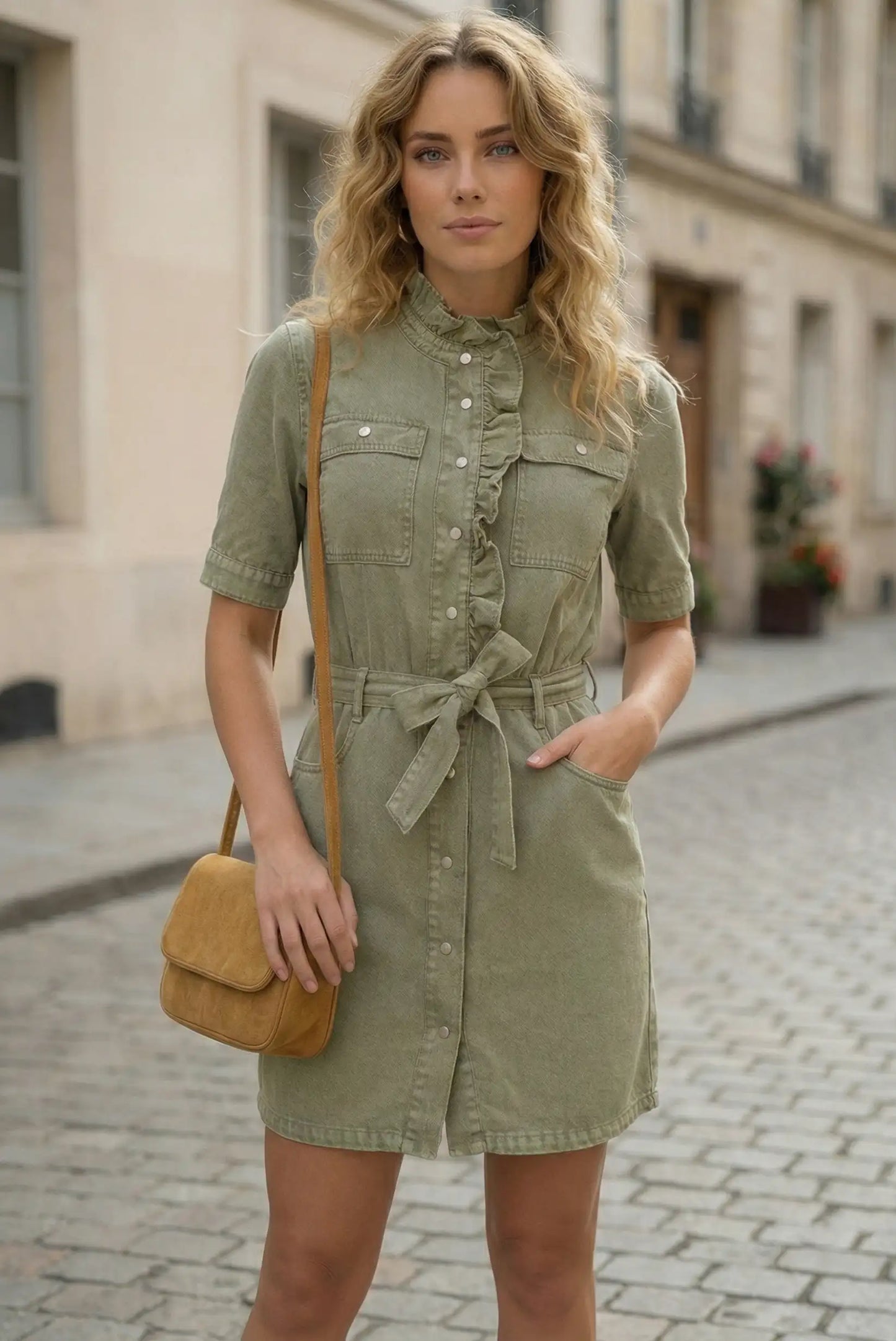 Vestido Camisero denim corto Verde Olivia con volante y cinturón