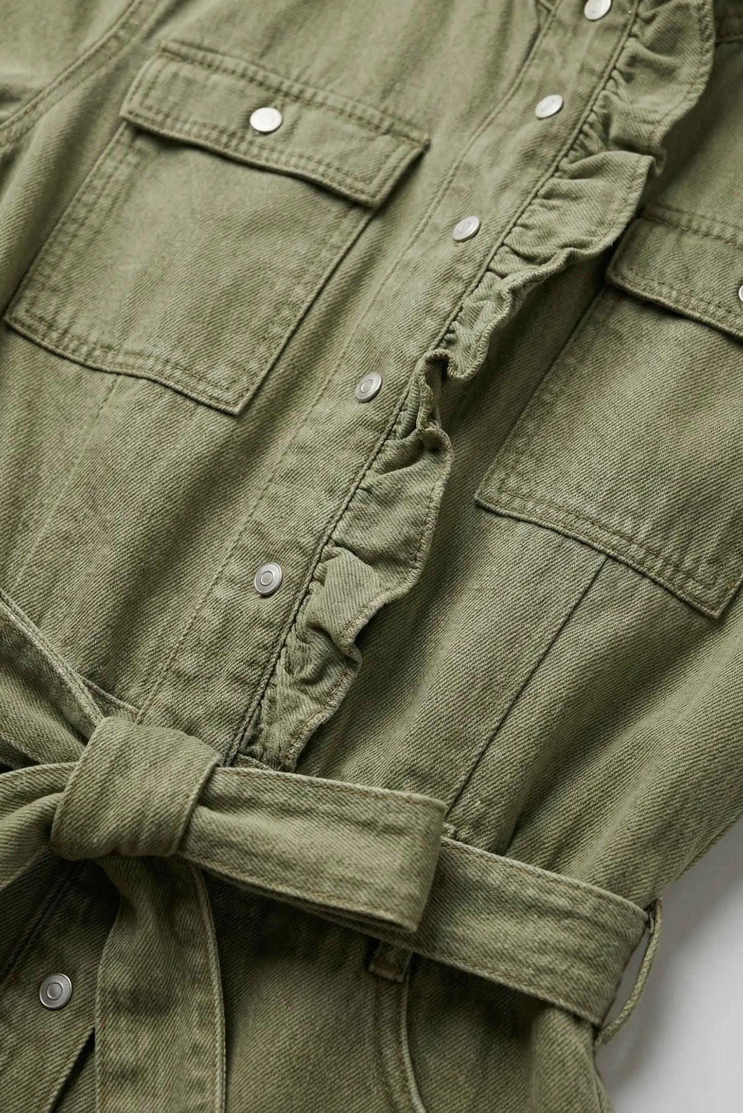 Vestido Camisero denim corto Verde Olivia con volante y cinturón