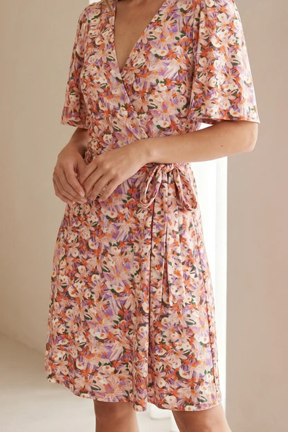 Vestido corto de mujer con estampado floral en tonos rosa, violeta y naranja, manga corta