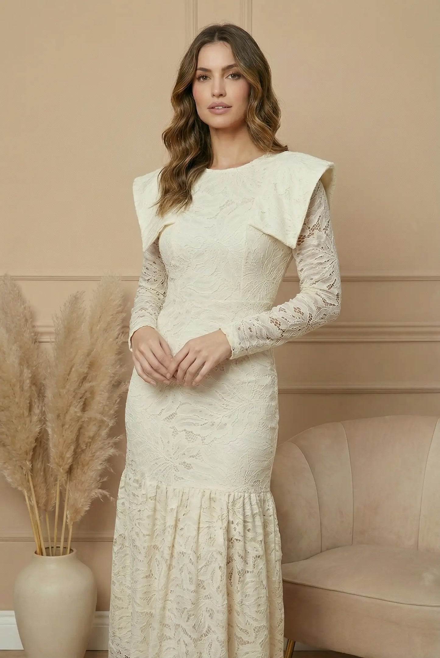 Mujer con vestido largo de encaje blanco roto, manga larga, estilo elegante, moda femenina CHICA del Sur