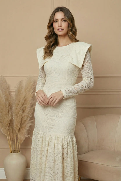 Mujer con vestido largo de encaje blanco roto, manga larga, estilo elegante, moda femenina CHICA del Sur