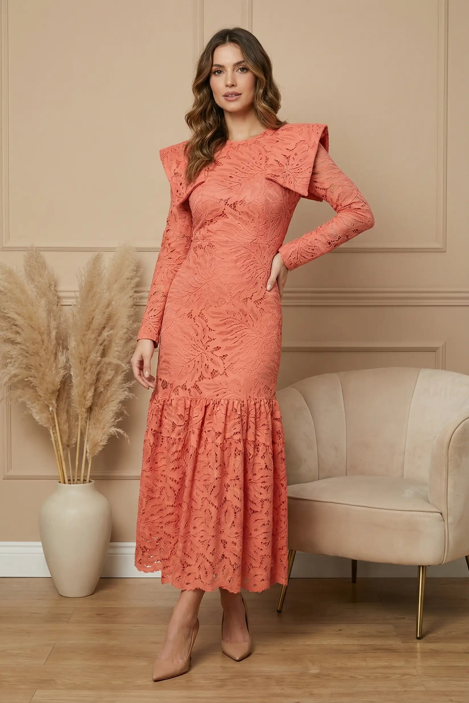 Vestido largo de mujer color salmón con encaje, manga larga, ideal para eventos CHICA del Sur