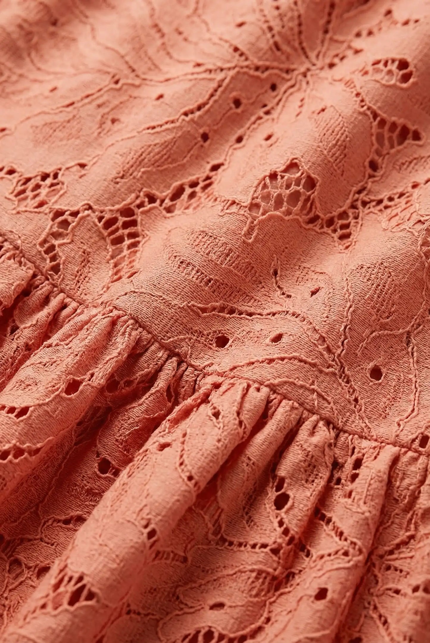 Detalle de encaje en vestido largo de mujer color salmón, moda femenina CHICA del Sur