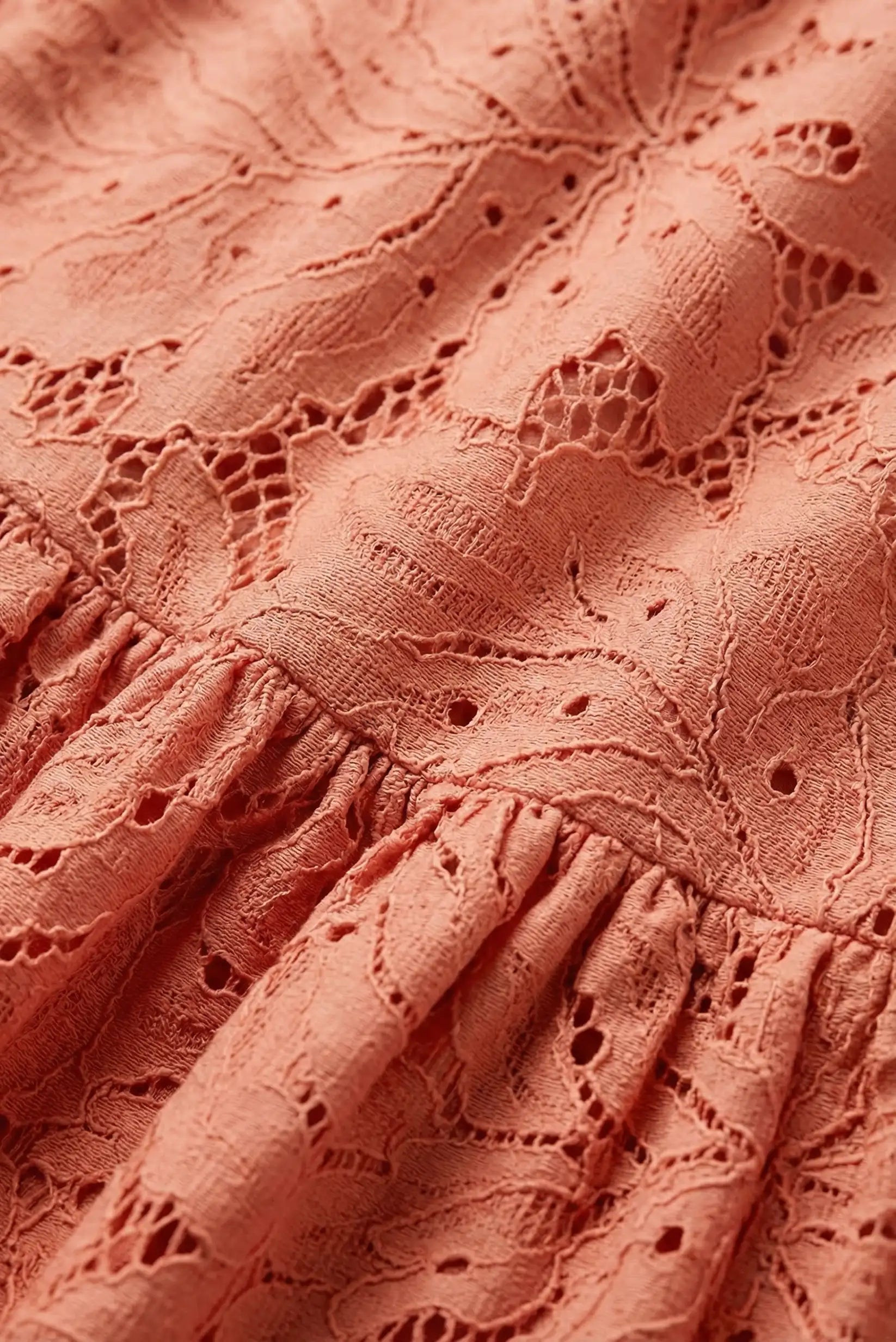 Detalle de encaje en vestido largo de mujer color salmón, moda femenina CHICA del Sur